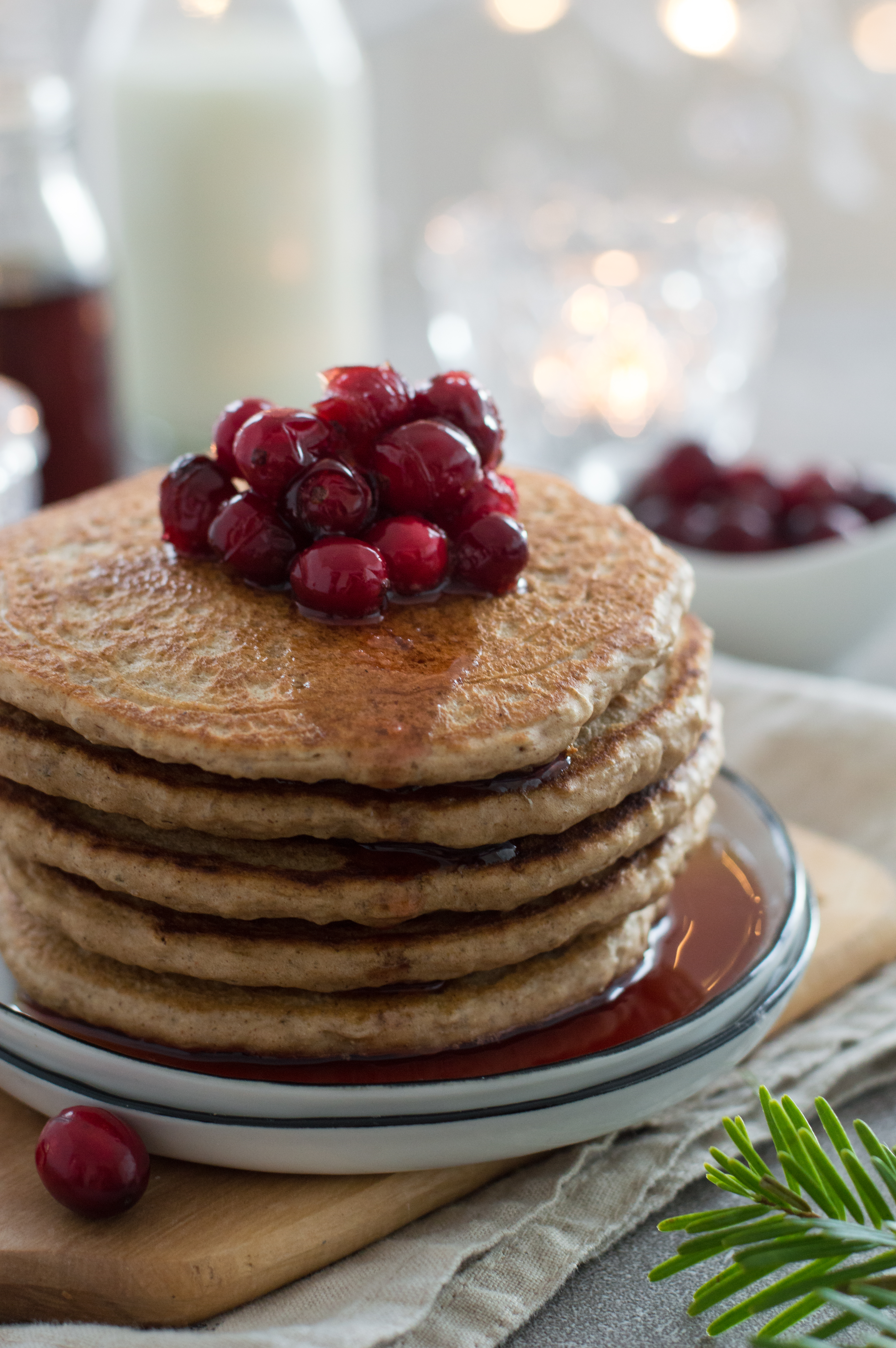 Vegan gingerbread pancakes with warm cranberry sauce – perfect Christmas breakfast or brunch for the festive season | via Fit Foodie Nutter 