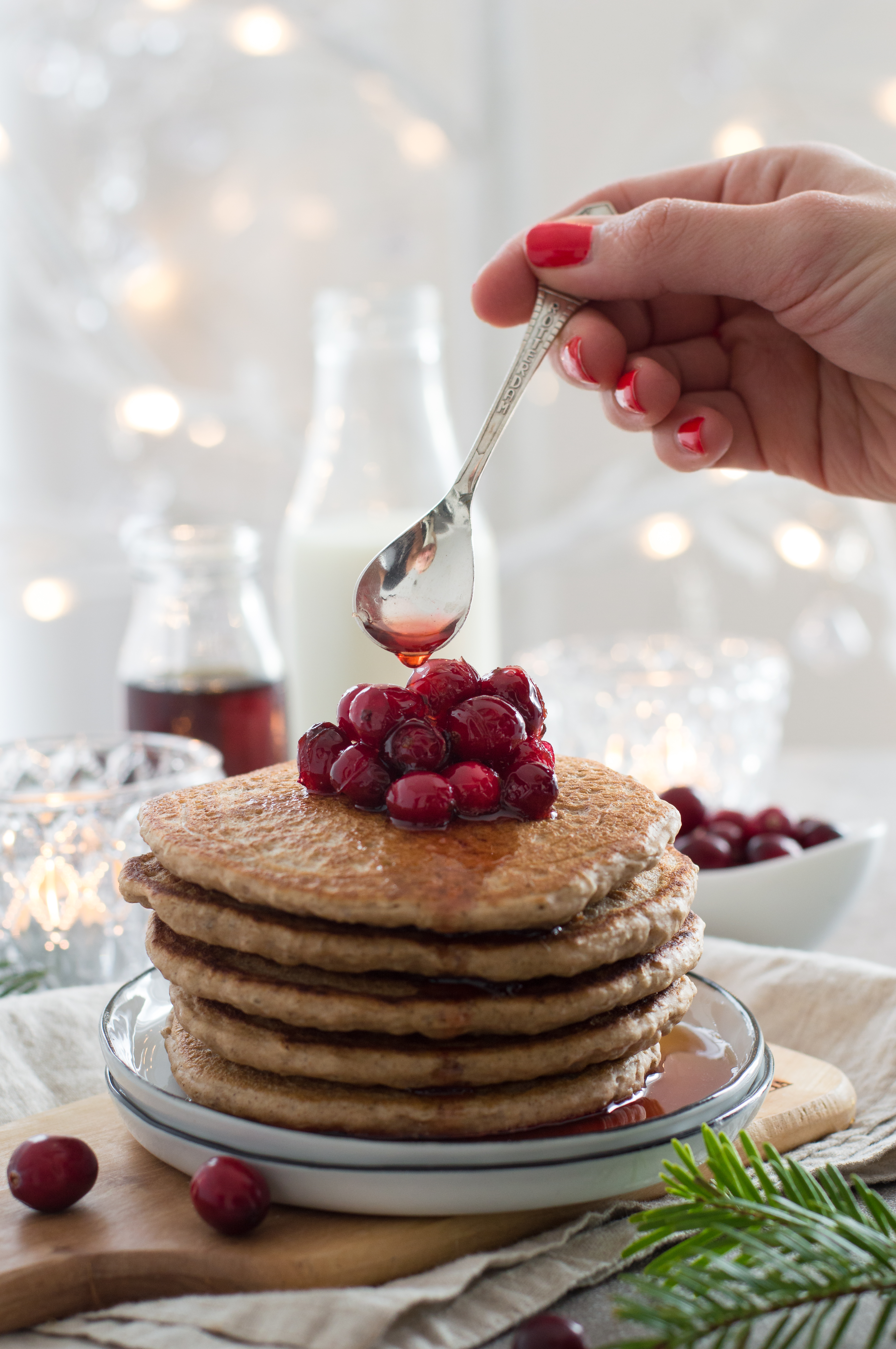 Vegan gingerbread pancakes with warm cranberry sauce – perfect Christmas breakfast or brunch for the festive season | via Fit Foodie Nutter 