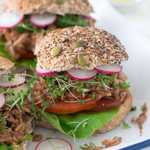 Vegan BBQ ‘pulled pork’ sandwiches via Fit Foodie Nutter #vegan #cleaneating #veganbbq #picnic #picnicrecipes