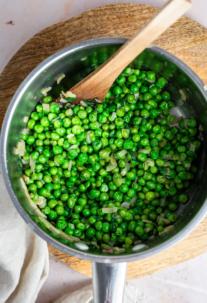 Cooked peas in a saucepan