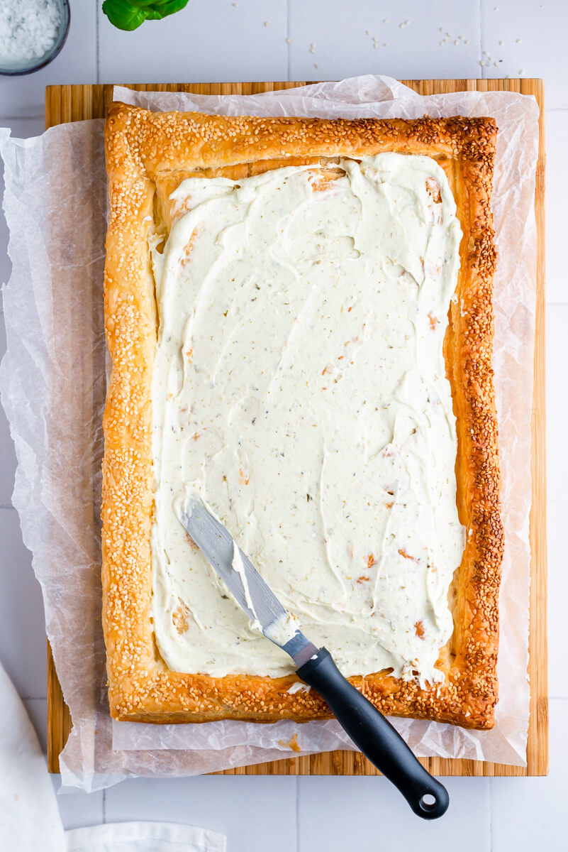 Vegan puff pastry tart with cream cheese filling